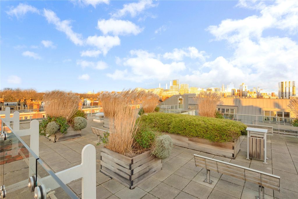 Property photo 3 of 10 83883_10-Drapers-Cou