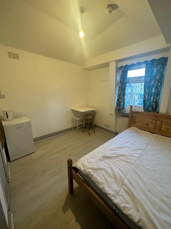 Property photo 3 of 4 Bright Double Bedroom With Study Area And Fridge...