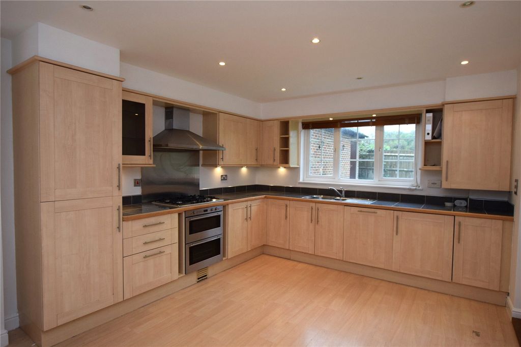 Property photo 2 of 11 Kitchen