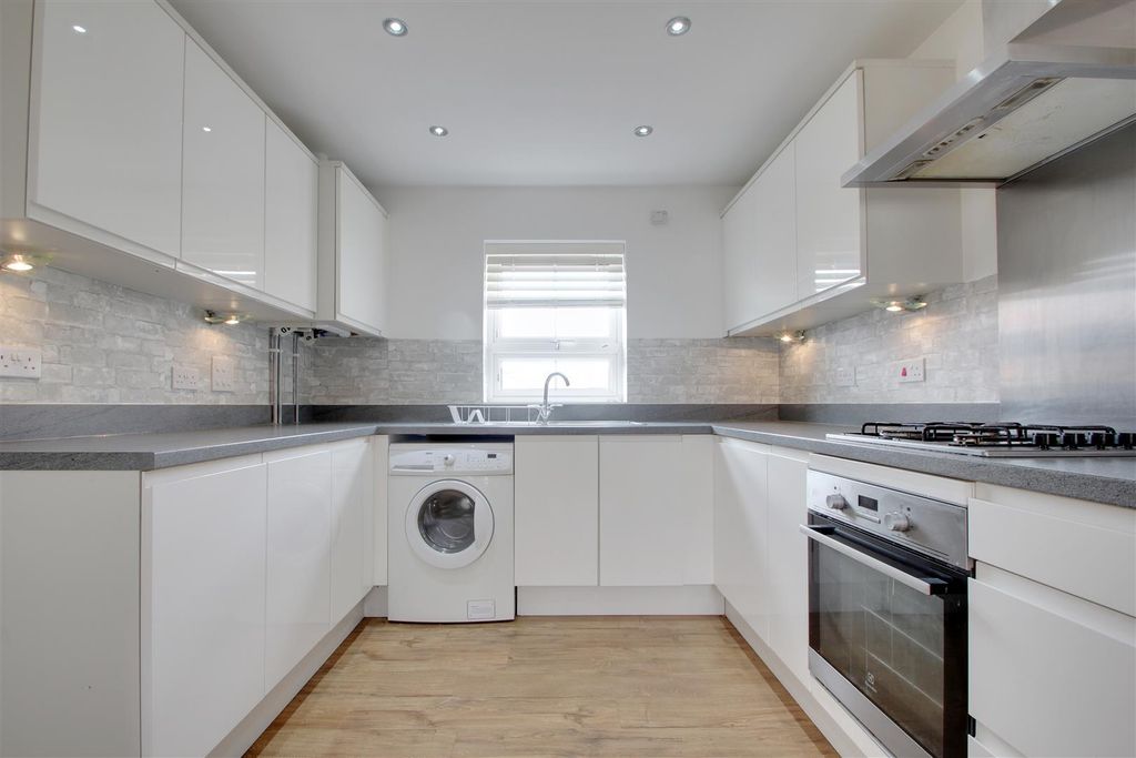 Property photo 2 of 8 Kitchen