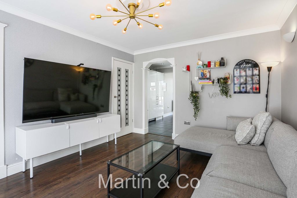 Property photo 3 of 13 1488580129 - 90 Arlington Drive, Sm5 - 15