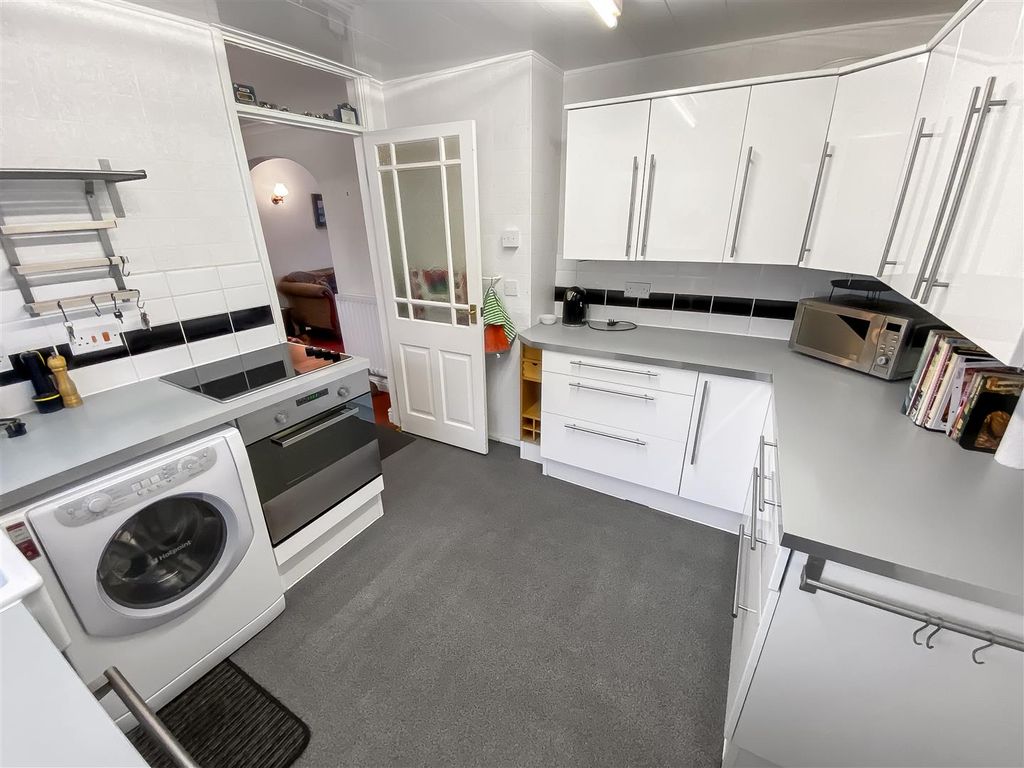 Property photo 2 of 11 Kitchen