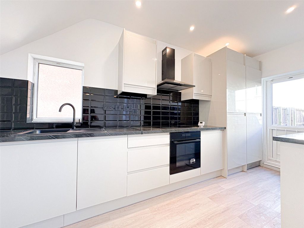 Property photo 2 of 11 Kitchen