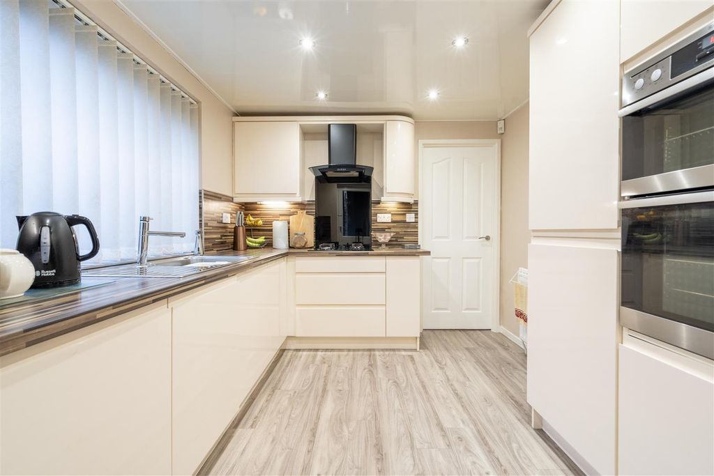 Property photo 2 of 8 Kitchen