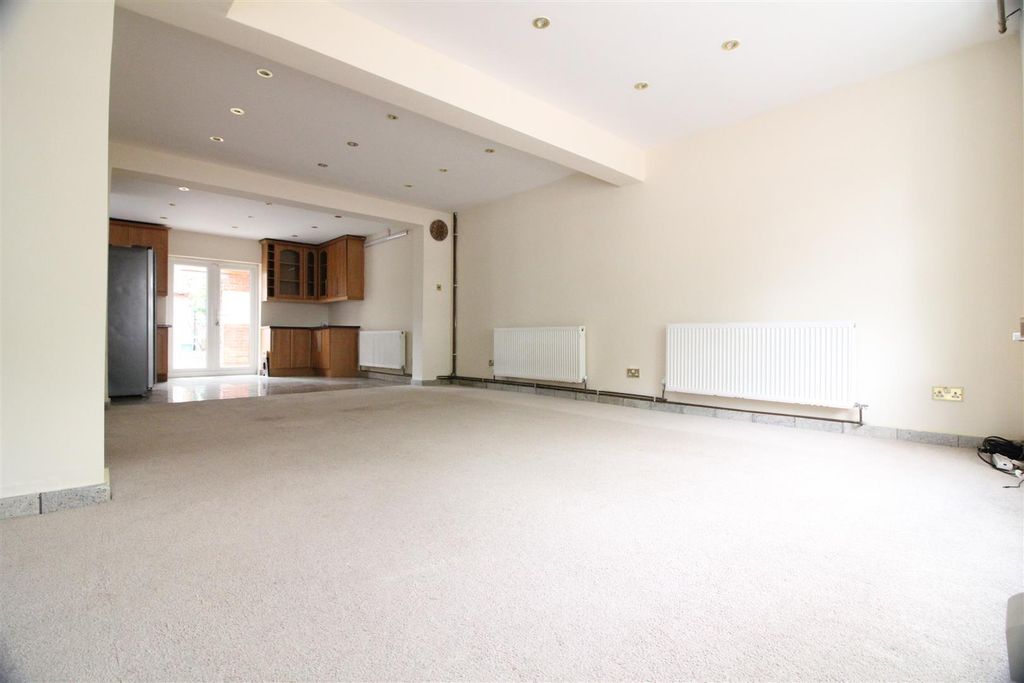 Property photo 1 of 12 Lounge