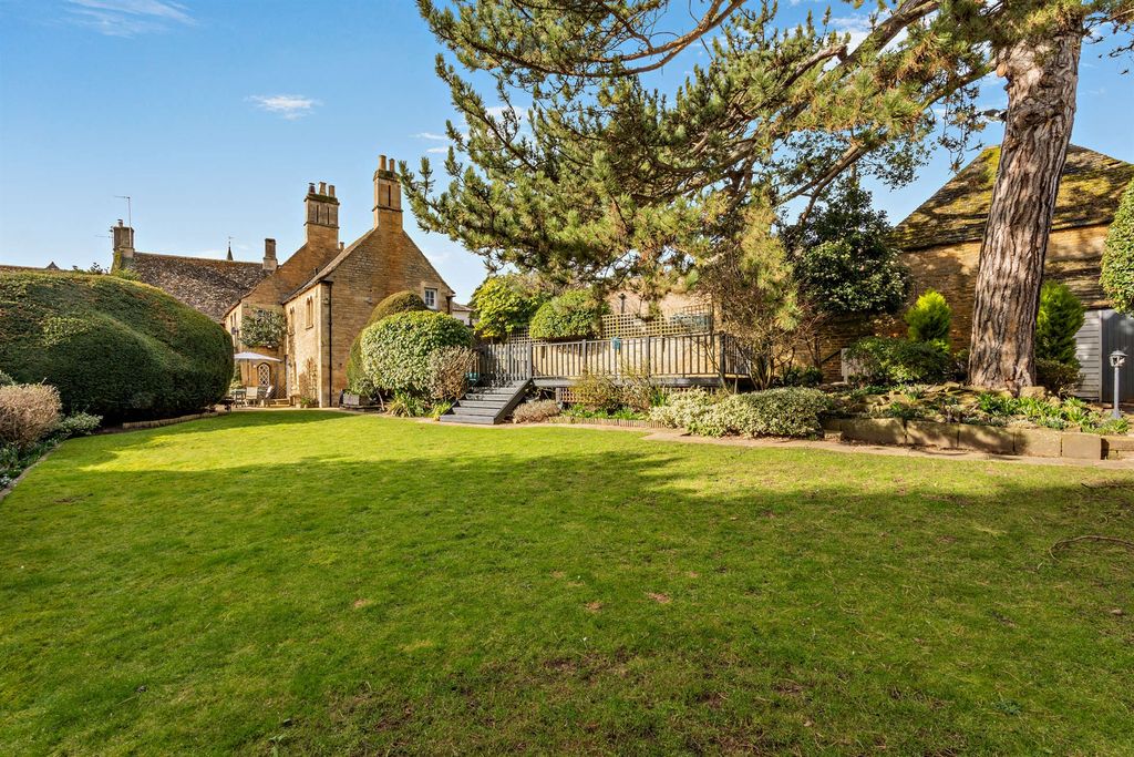 Property photo 2 of 27