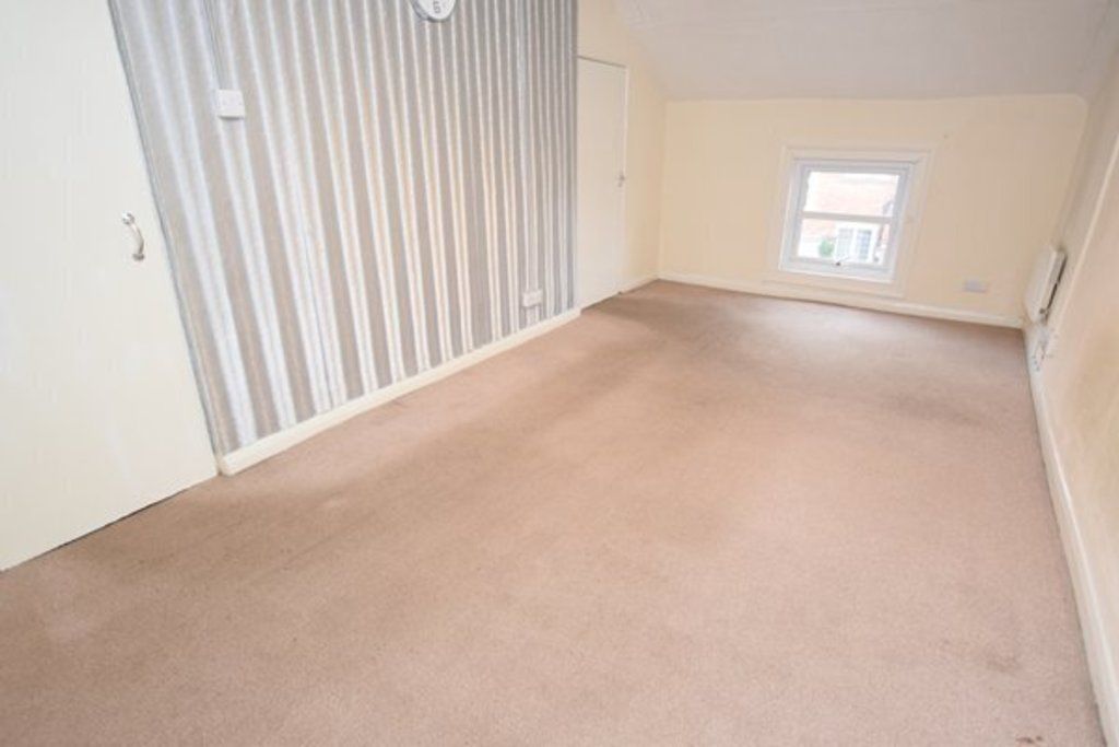 Property photo 3 of 8 Lounge