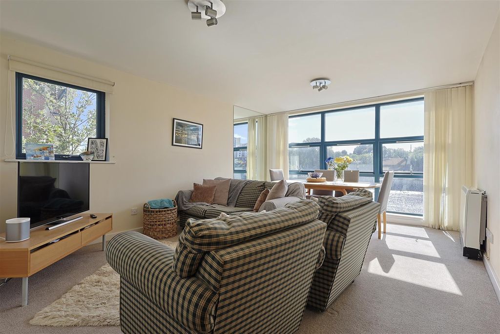 Property photo 1 of 11 94D318B8-4A44-4CCC-8B31-A5C53B1231Fe_1_201_A.Jpeg