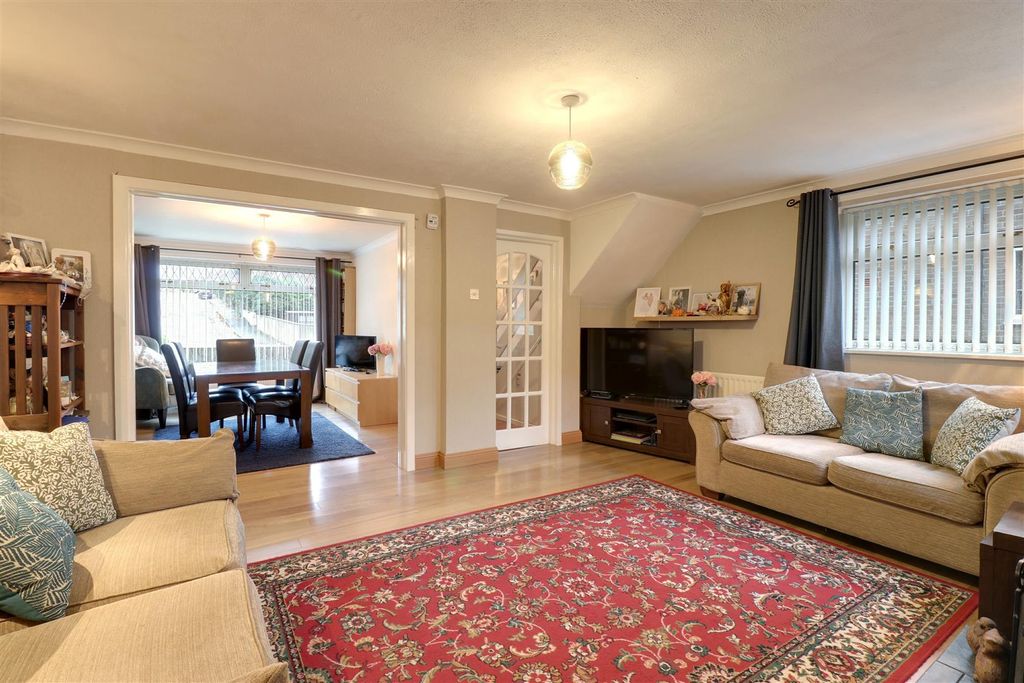 Property photo 2 of 17 Lounge