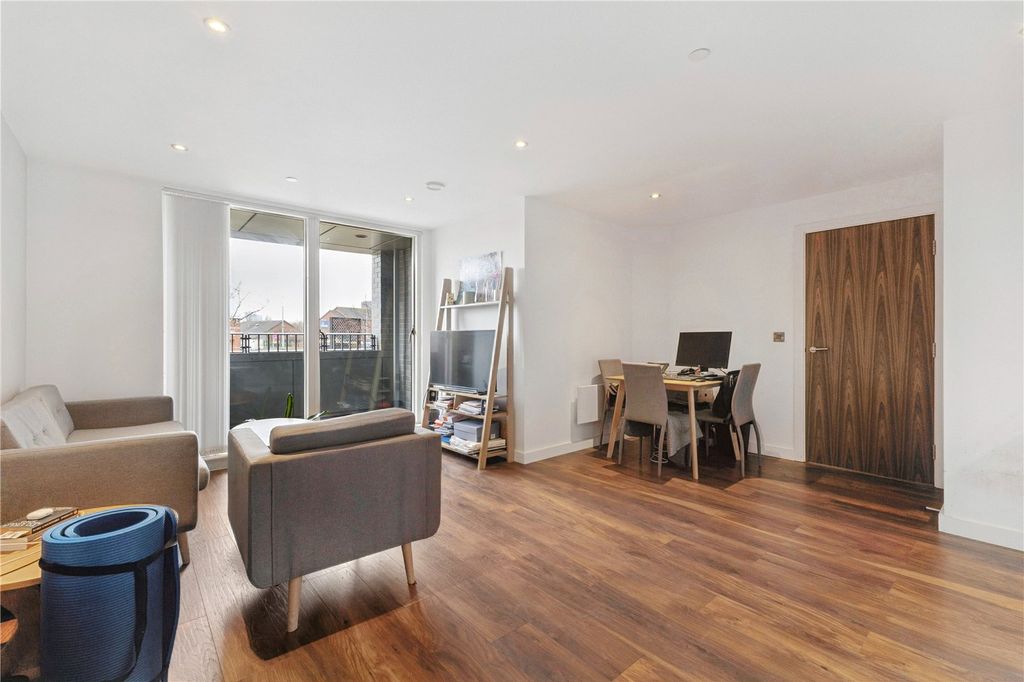 Property photo 2 of 16 Lounge