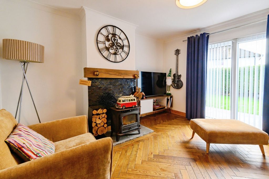 Property photo 2 of 19 Lounge