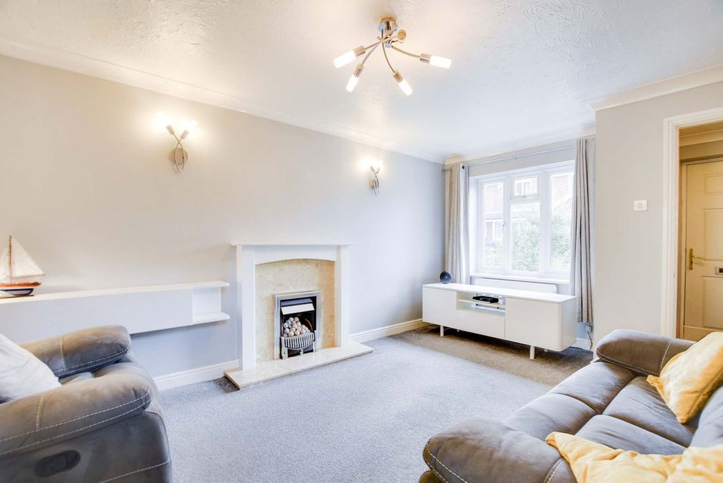 Property photo 2 of 27