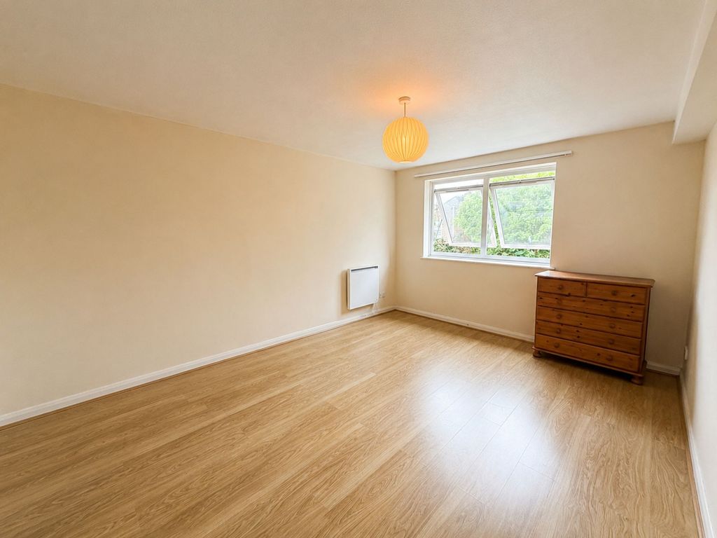 Property photo 3 of 11 Lime Court E11