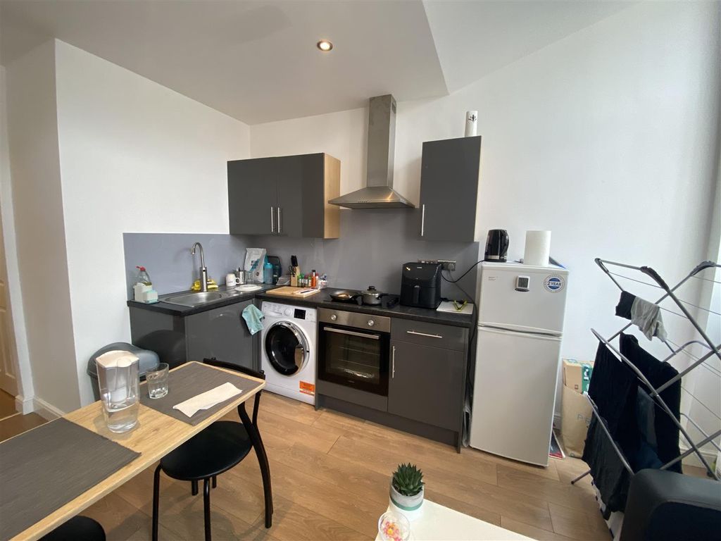 Property photo 3 of 6 Kitchen