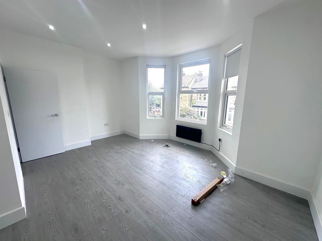 Property photo 1 of 6 Room 3