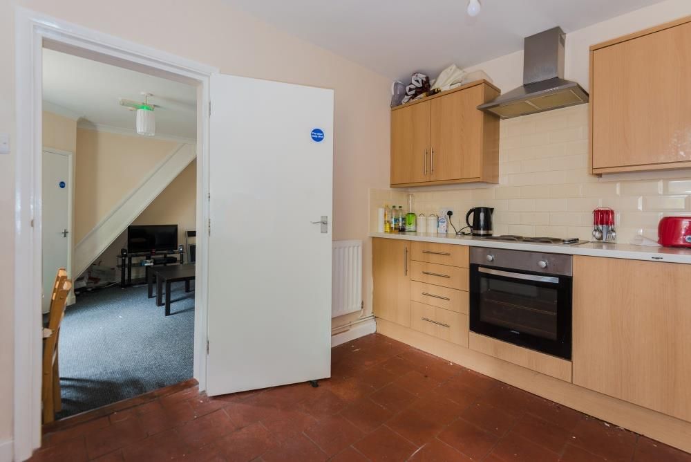Property photo 3 of 10 Kitchen