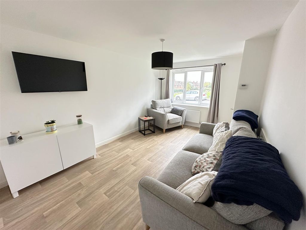 Property photo 3 of 22 Lounge