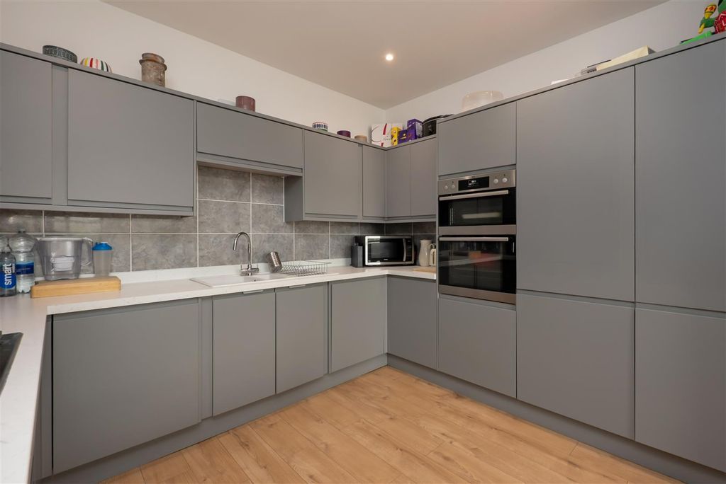 Property photo 3 of 16 Oystergate Apartments, Wraik Hill