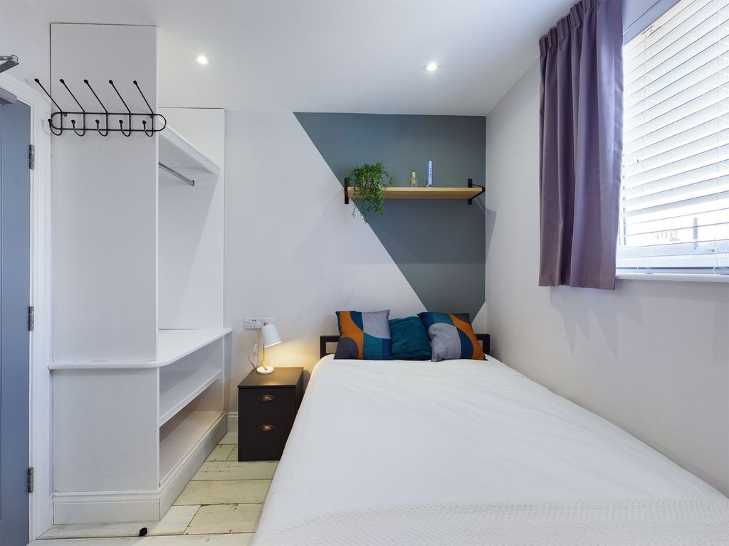 Property photo 1 of 5 A Bright And Tidy Student Bedroom Featuring A Comf...