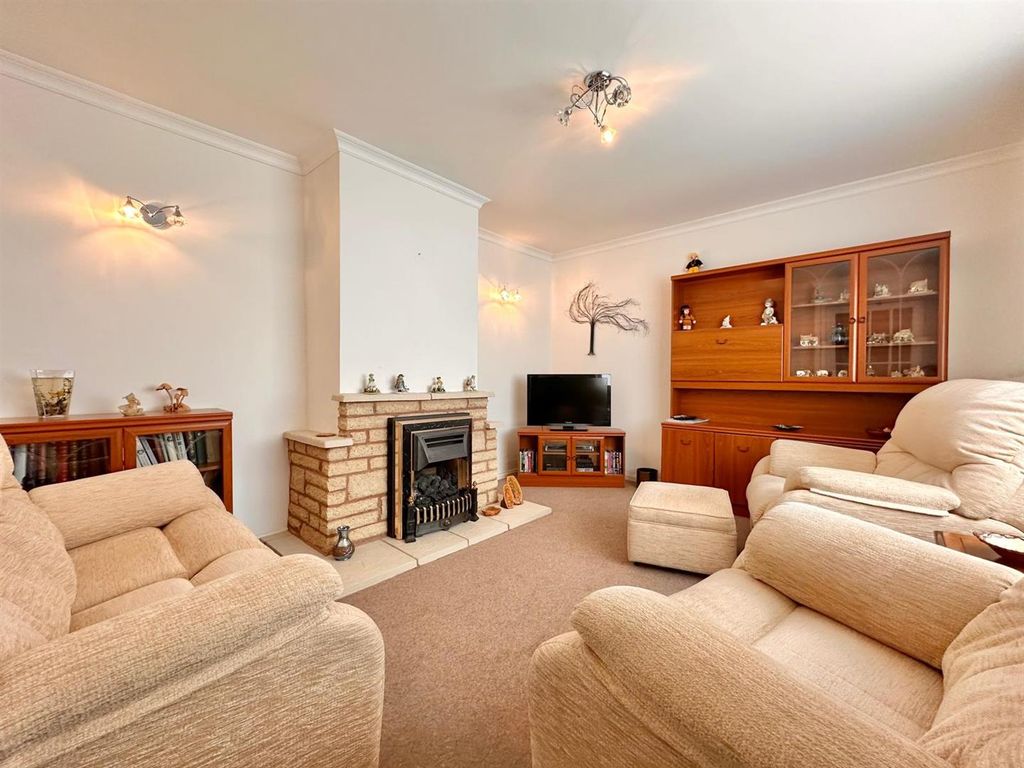 Property photo 2 of 13 Lounge
