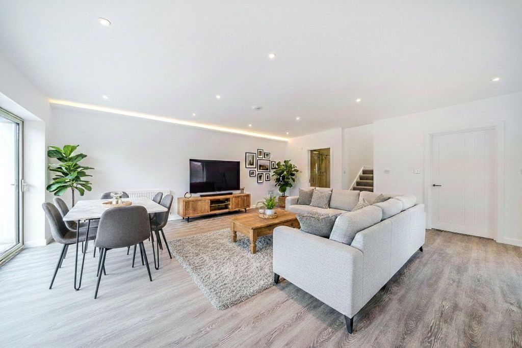 Property photo 2 of 9 Picture No. 24