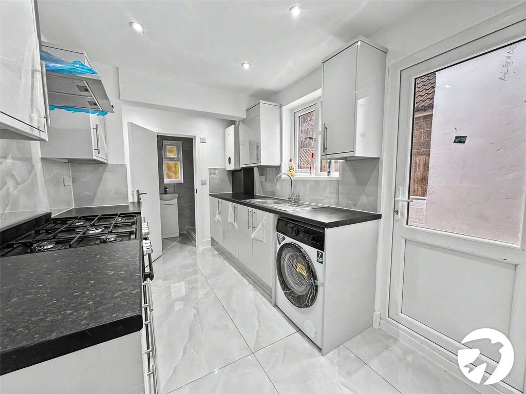 Property photo 3 of 10 Kitchen