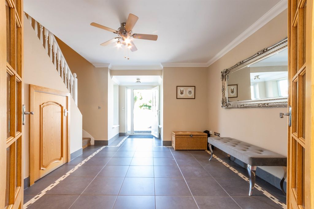 Property photo 3 of 19 Entrance Hall