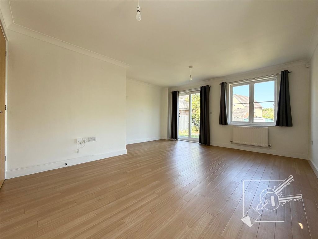 Property photo 3 of 18 Living Room