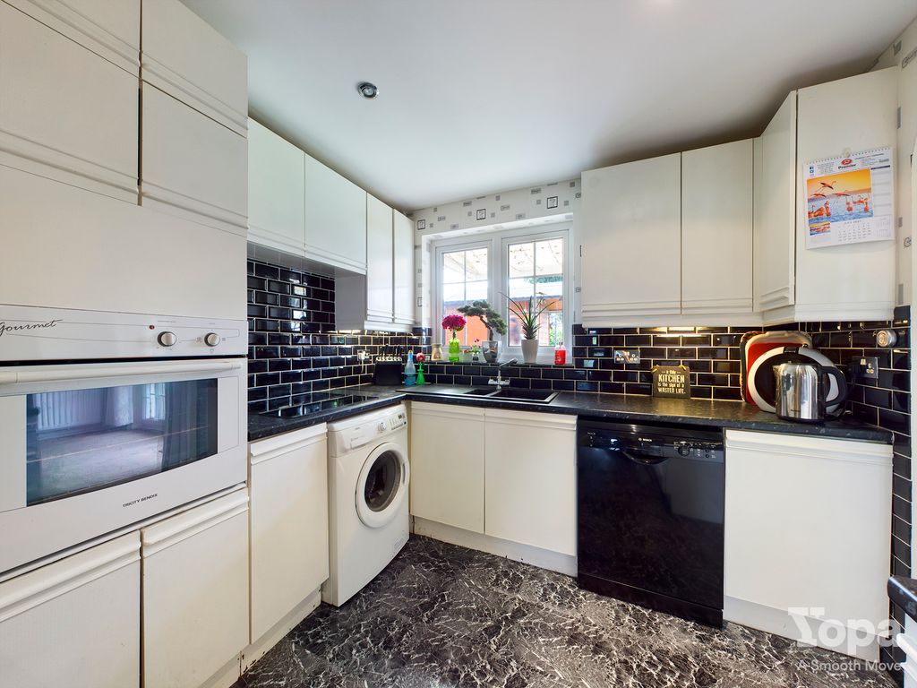 Property photo 3 of 19 Kitchen