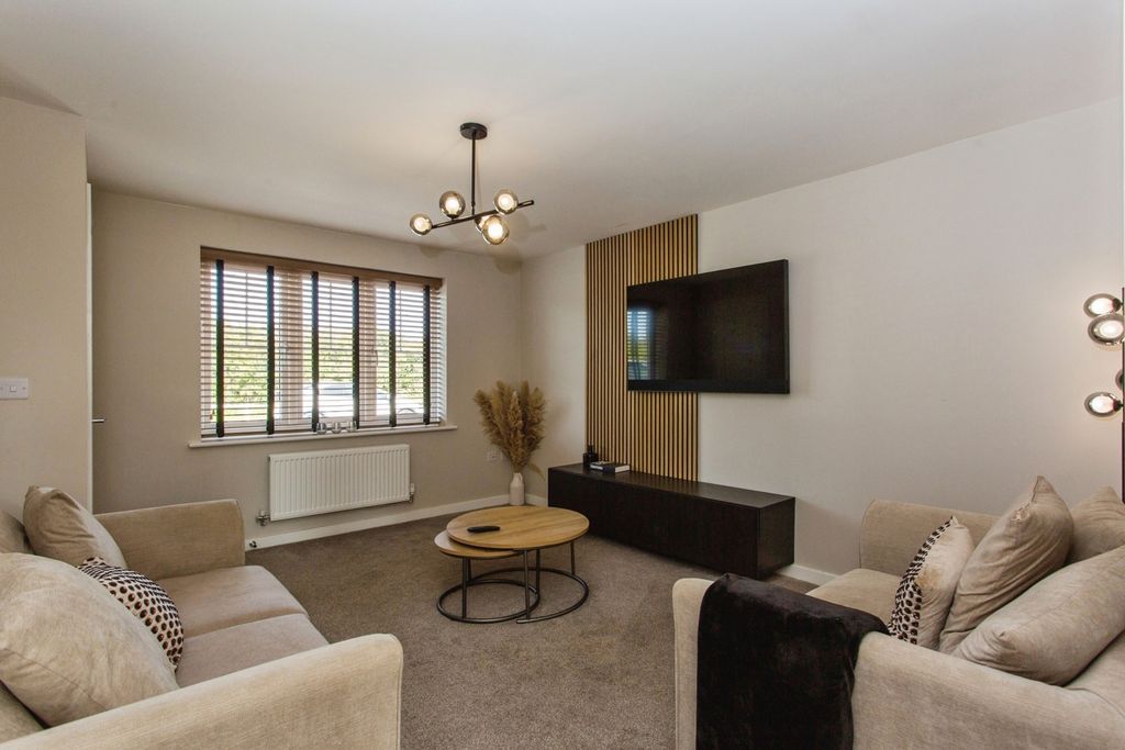 Property photo 2 of 18 Lounge