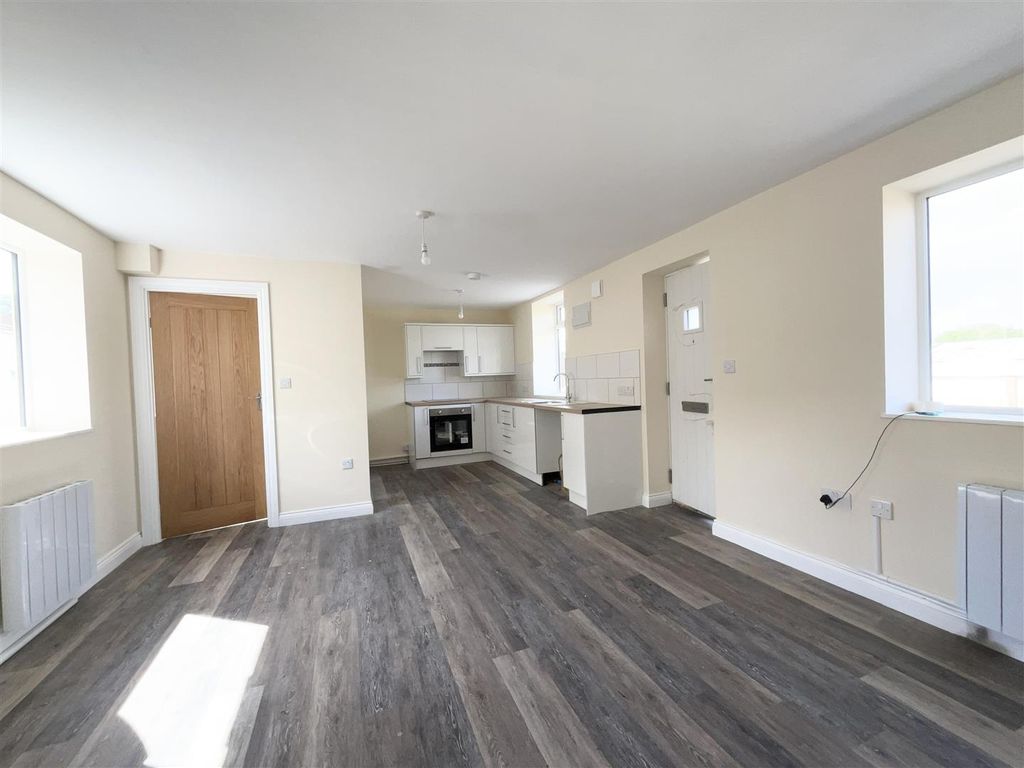 Property photo 1 of 4 Lounge / Kitchen