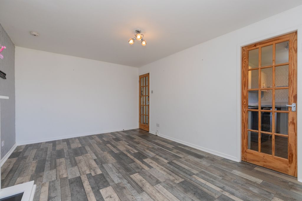 Property photo 3 of 16 Flat 1-2 15 Gamrie Drive Crookston Glasgow G53 7Bd-9