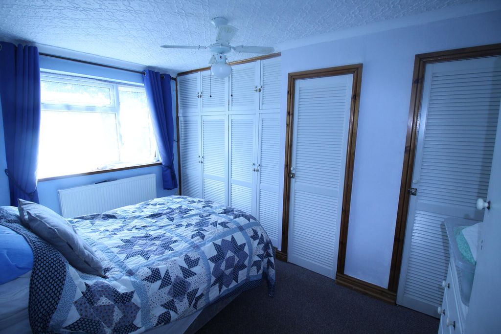 Property photo 3 of 9 Bedroom