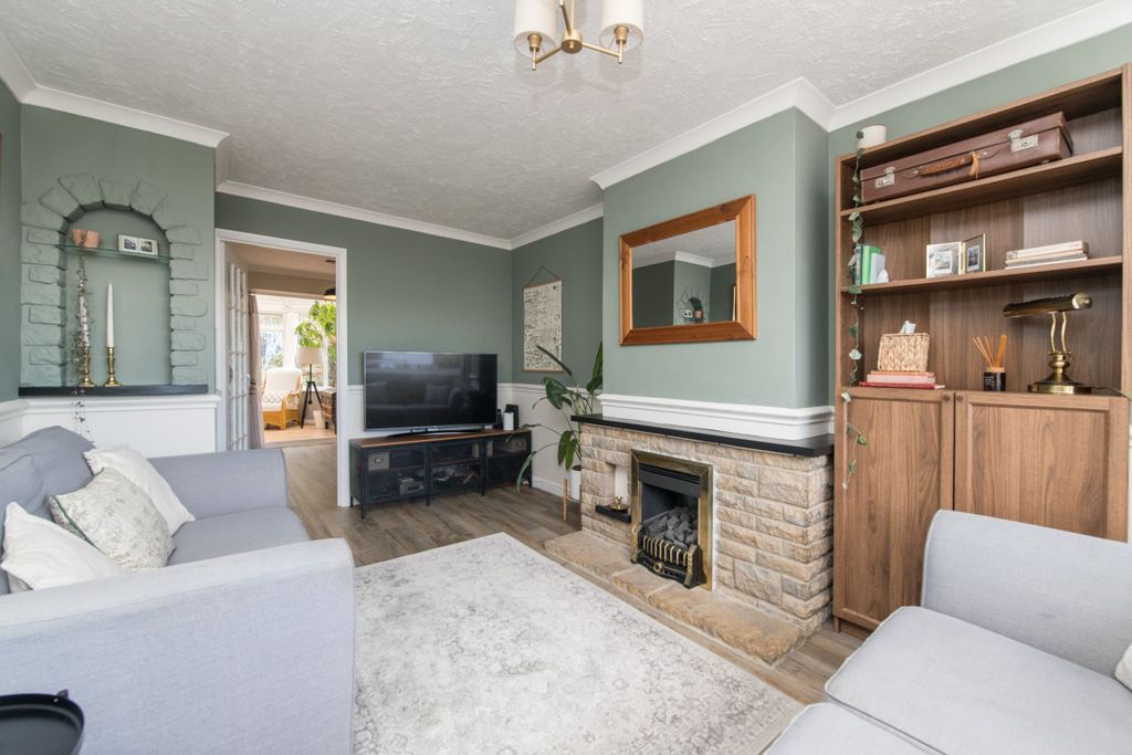 Property photo 3 of 27