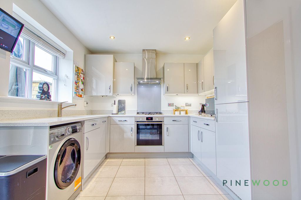 Property photo 3 of 31 Kitchen / Diner