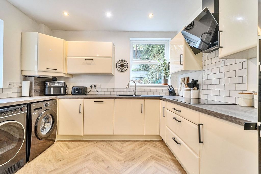 Property photo 3 of 27 Kitchen
