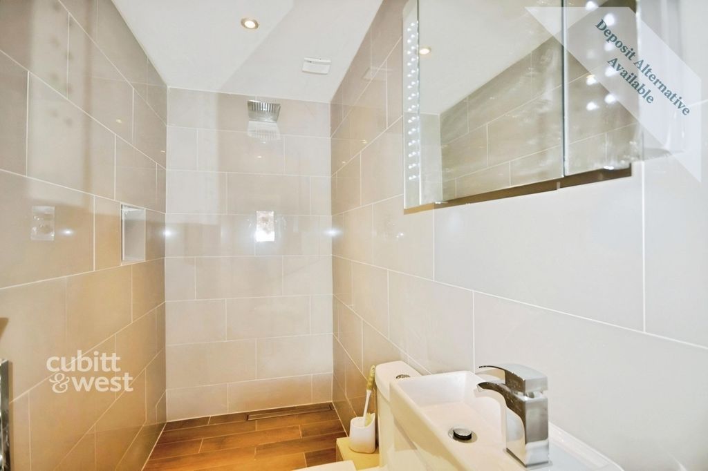 Property photo 3 of 6 Communal Bathroom 1