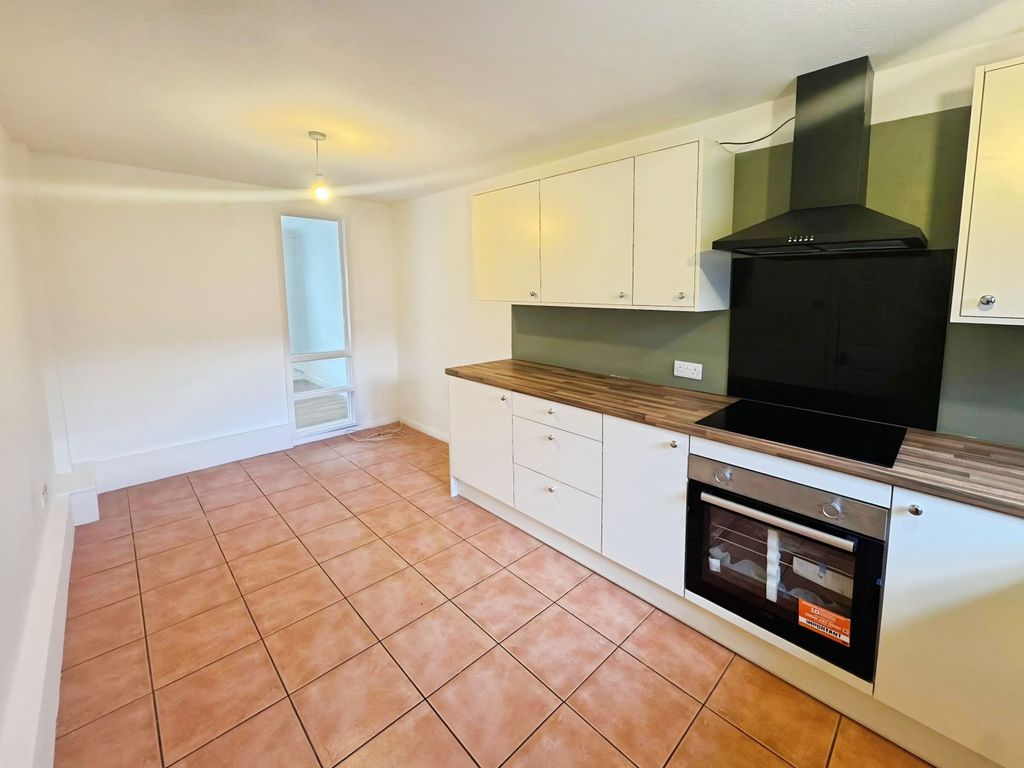 Property photo 3 of 11 Kitchen