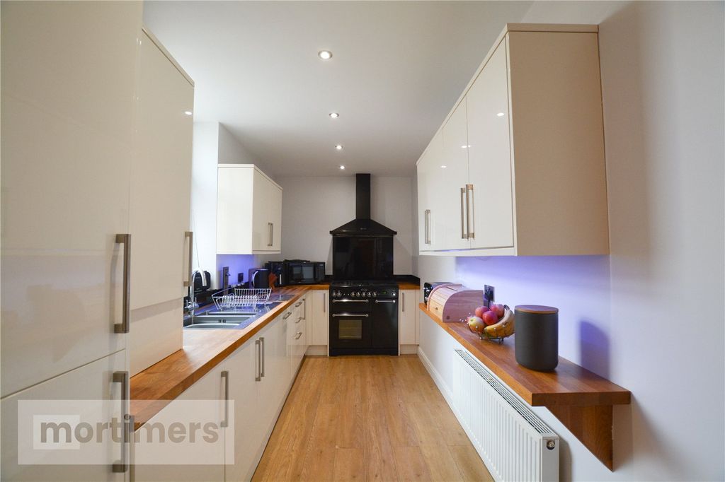 Property photo 3 of 17 Kitchen