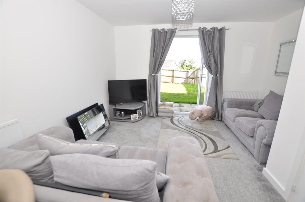 Property photo 3 of 11 Lounge