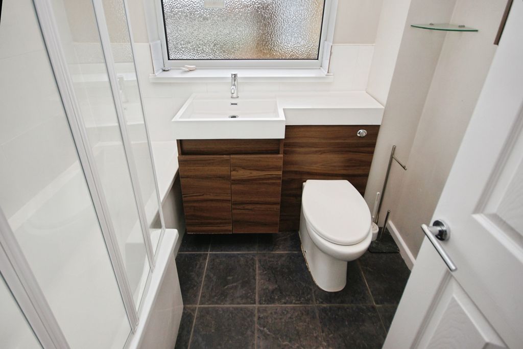 Property photo 3 of 16 Bathroom