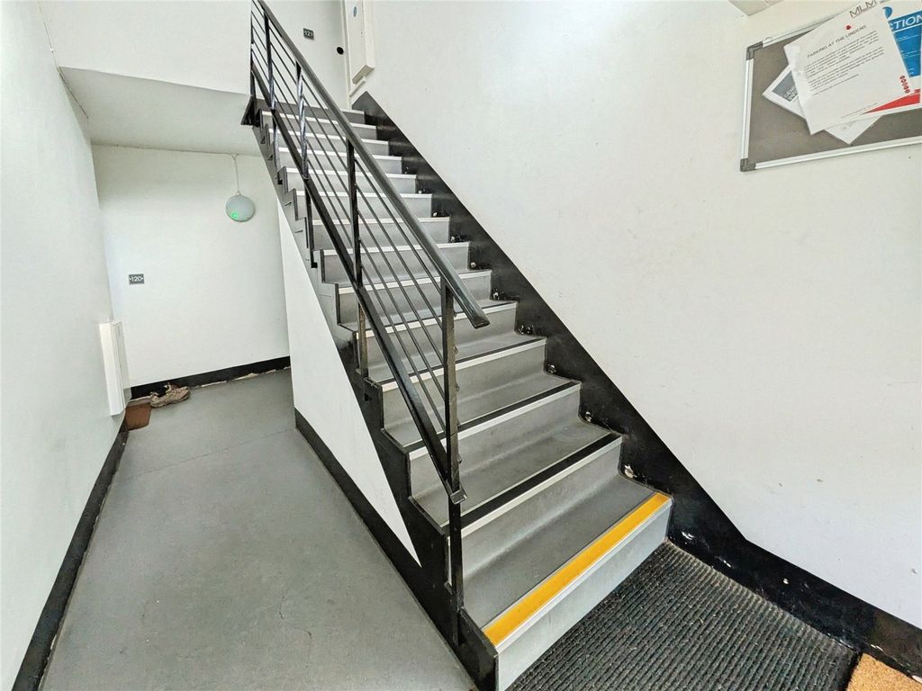 Property photo 3 of 8 Communal Entry