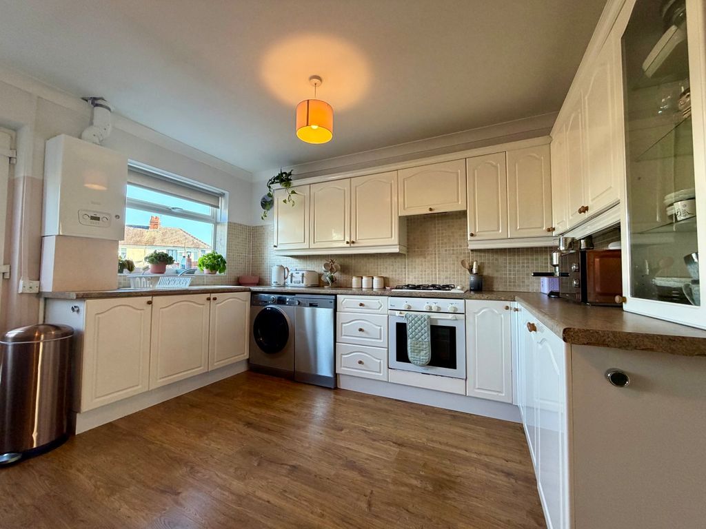 Property photo 3 of 10 Kitchen