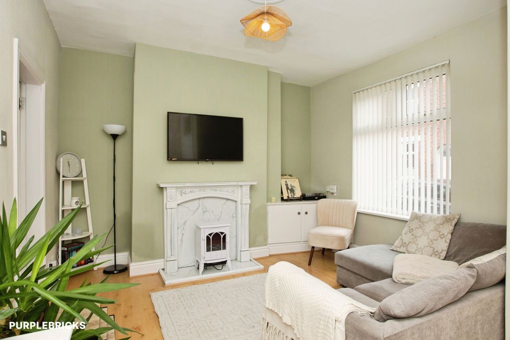 Property photo 1 of 17 Living Room