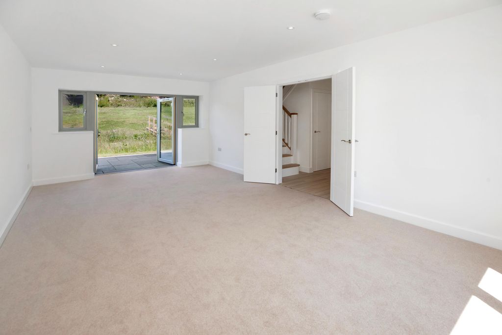 Property photo 3 of 18 Image