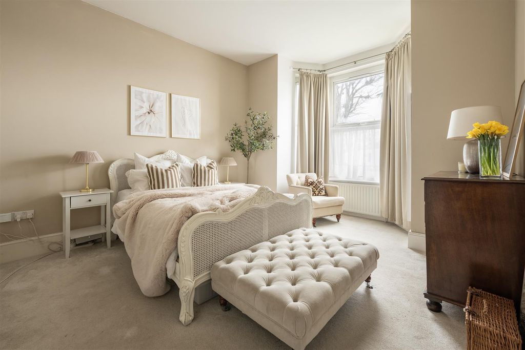 Property photo 2 of 23 Handsworth Avenue, E4