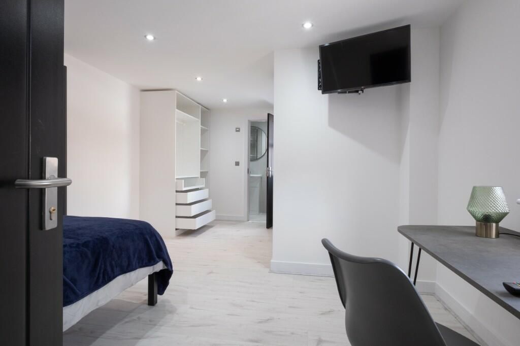 Property photo 2 of 15 A Spacious And Modern Master Bedroom Featuring A c...