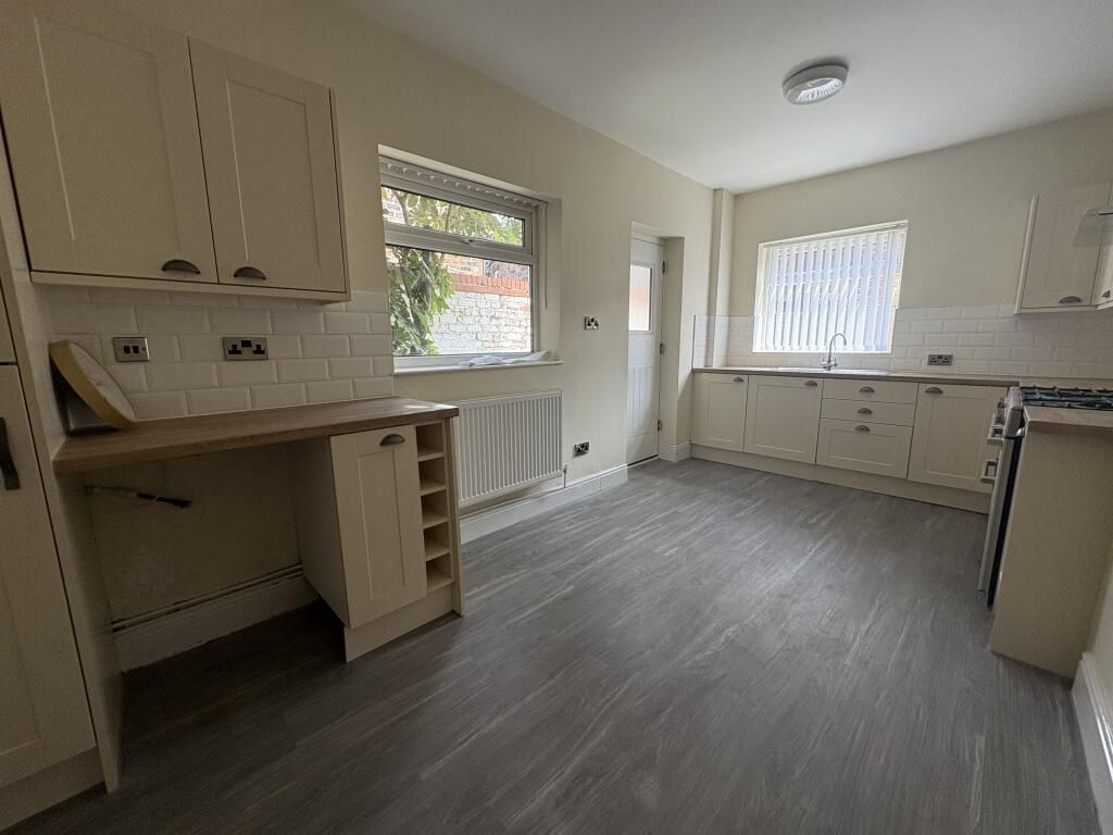 Property photo 1 of 6 4 Bed 2 Bath Terraced House