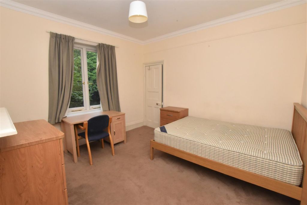 Property photo 2 of 4 6, 24 Redlands Road.Jpg