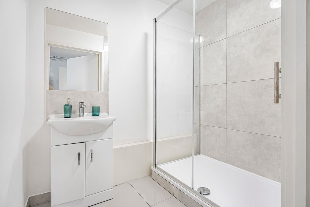 Property photo 3 of 18 Bathroom